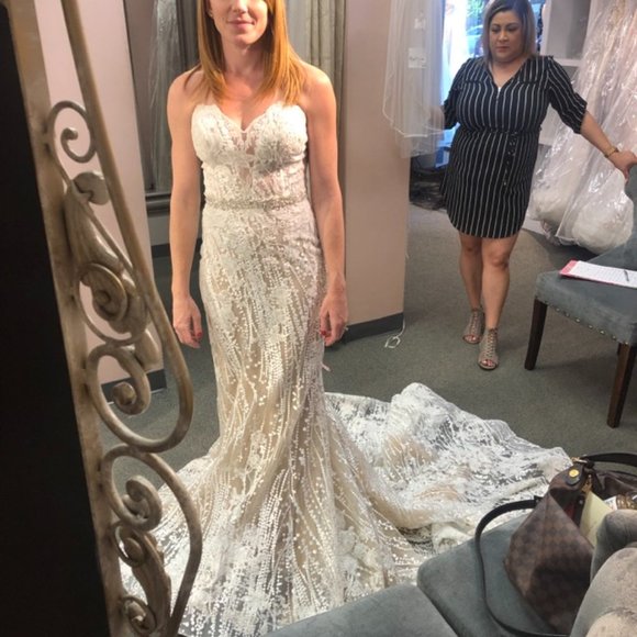 Stunning Allure Bridal Mermaid Lace Gown - Picture 1 of 9